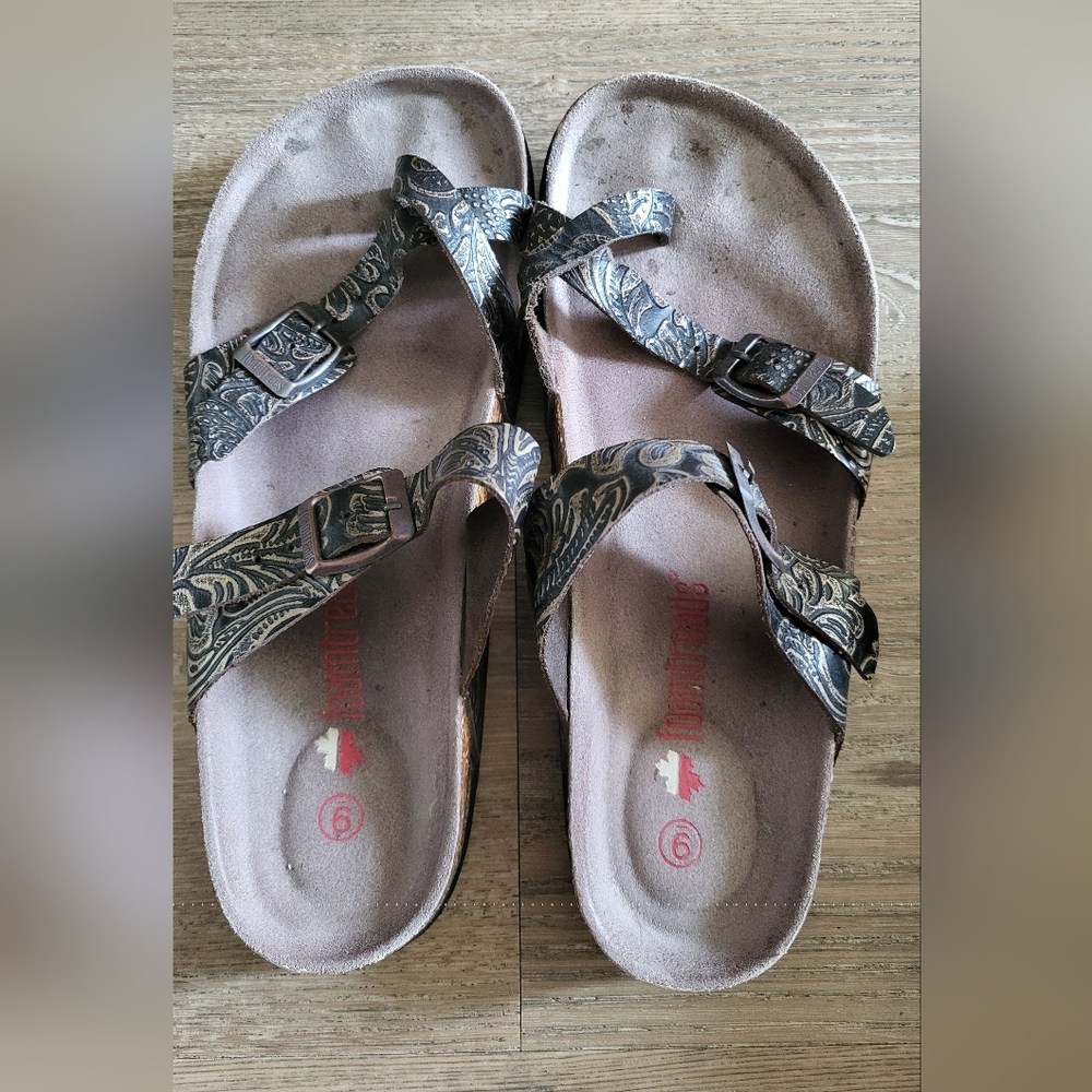 Foamtreads Women's Black and Tan Paisley Strap Sandals